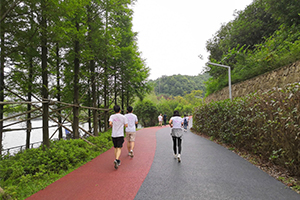 跑起來！尖山湖跑道上的“紫一人”！
